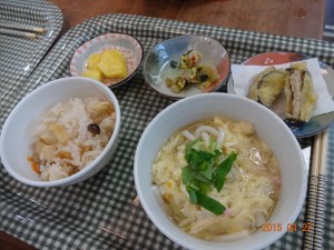 季節の、”たけのこご飯”です。