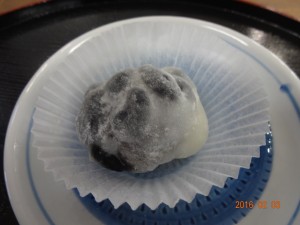 おやつは、豆大福です。